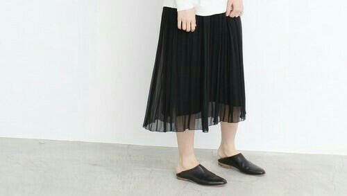 プリーツスカートは黒 トップスで上品コーデに可愛いげーを Etb